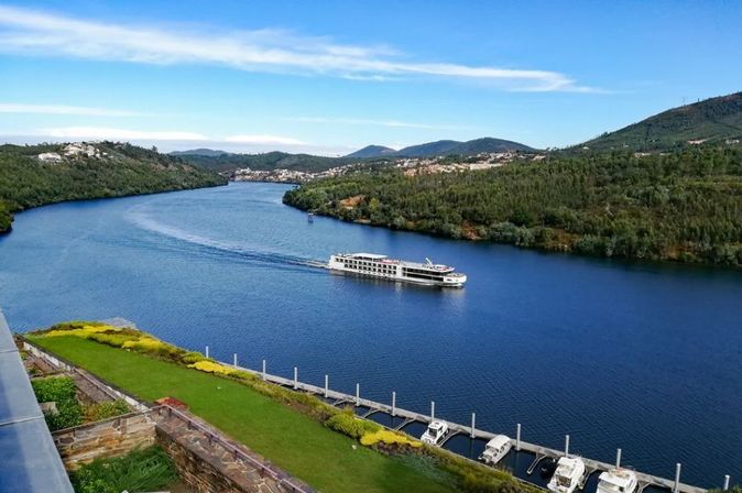 Großer Fluss Douro in Nordportugal, bei Porto in den Atlantik mündend