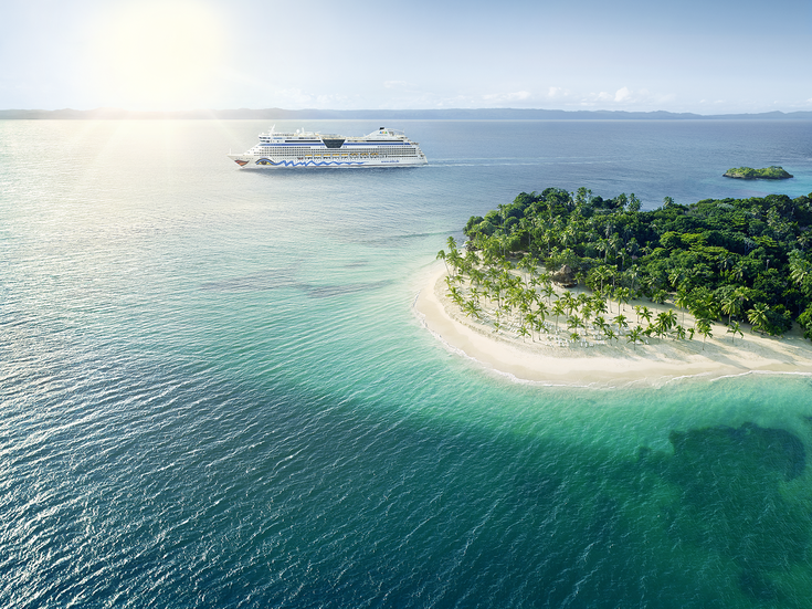 AIDAdiva vor einer Karibikinsel 