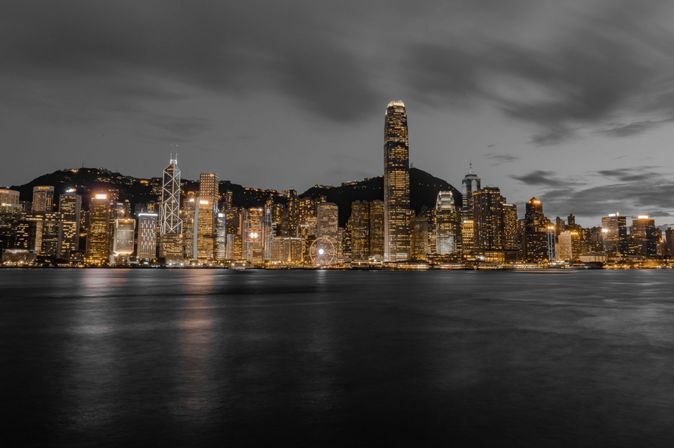 Blick auf Skyline von Küstenstadt Hongkong in China bei Nacht