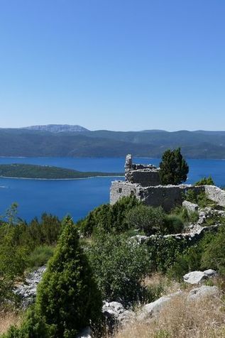 Festung auf Berg am Meer in Kroatien