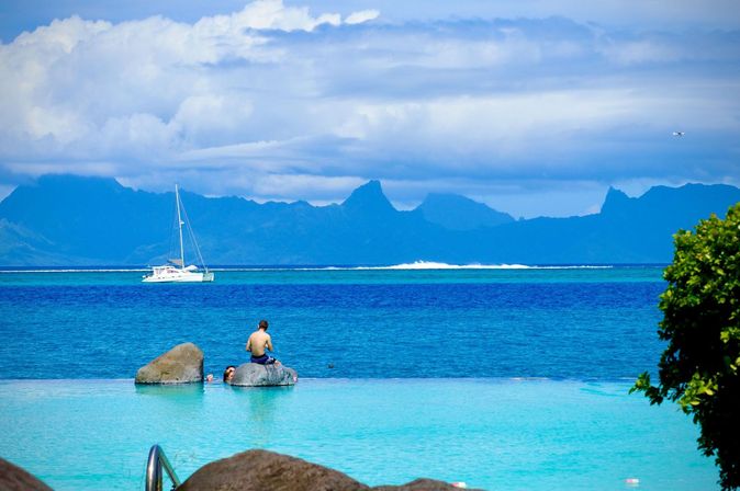Pool am Meer in der Südsee