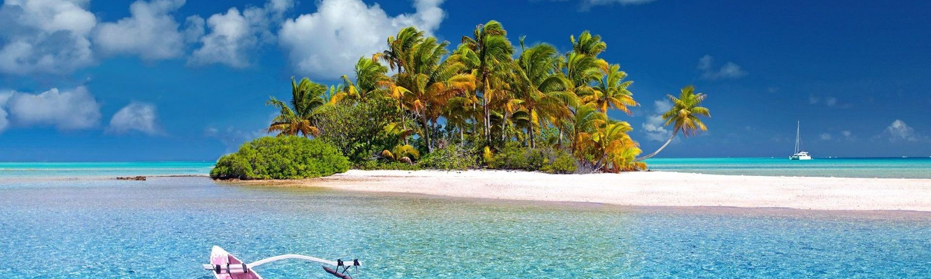 Kleine Insel mit Strand und Palmen in Polynesien