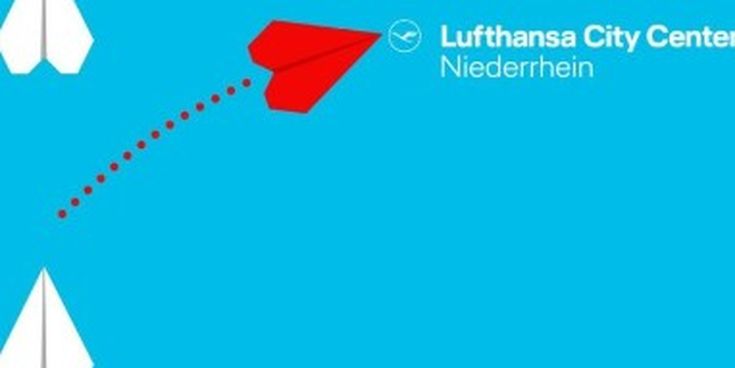 Grafik mit rotem Papierflieger und Lufthansa City Center Niederrhein Logo auf blauem Hintergrund – Symbol für Reisen, Bewegung und modernes Unternehmensdesign.