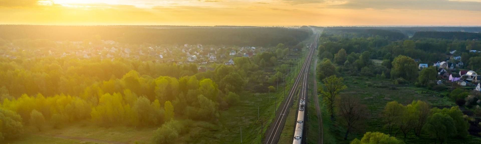 Luftaufnahme von einem Zug bei Sonnenunterganng