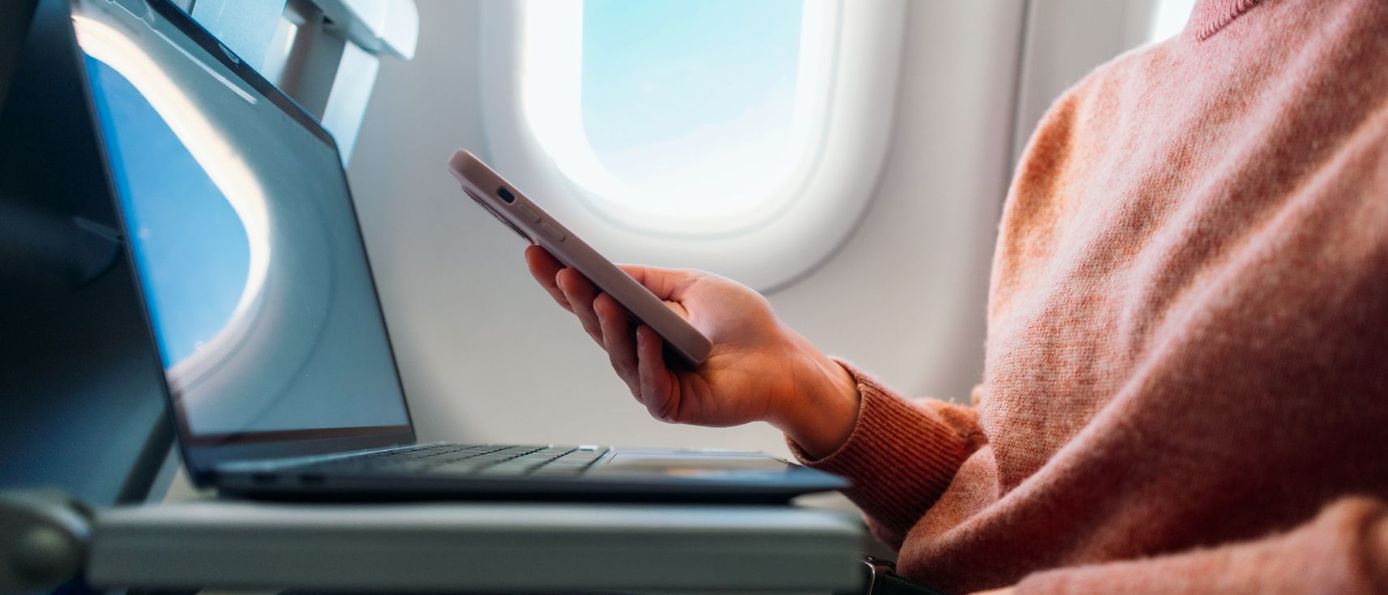 Fluggast ist fasziniert von digitalen Welten © GettyImages