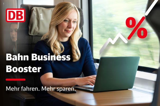 Frau arbeitet mit Laptop im Zug; Werbegrafik „Bahn Business Booster“ der Deutschen Bahn.