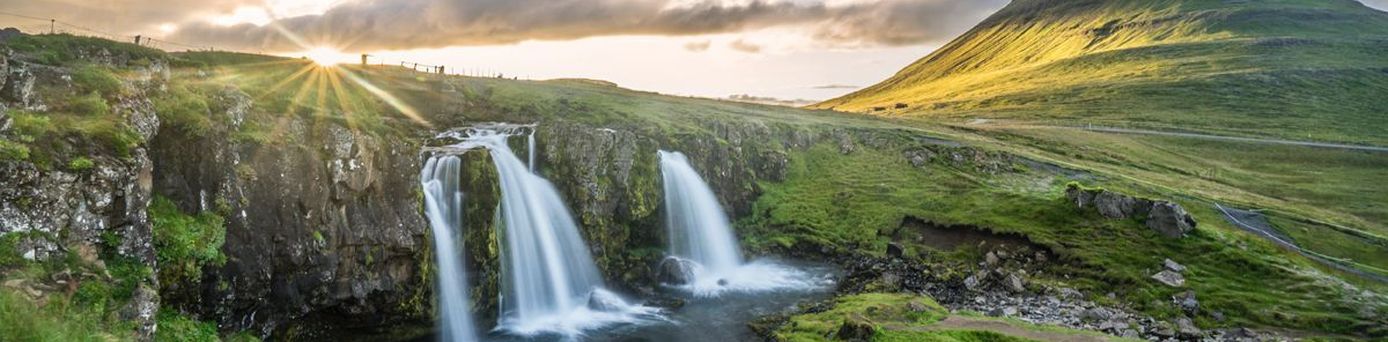 Berge und Landschaft Kirkelfelssfoss in Island