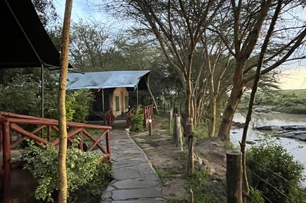 Abgesperrter Weg in einem Camp bei Sonnenuntergang