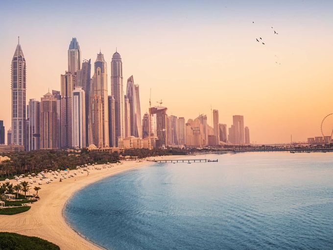 Sonnenuntergangsblick auf die Dubai Marina und das JBR-Gebiet und das berühmte Riesenrad und die goldenen Sandstrände im Persischen Golf.