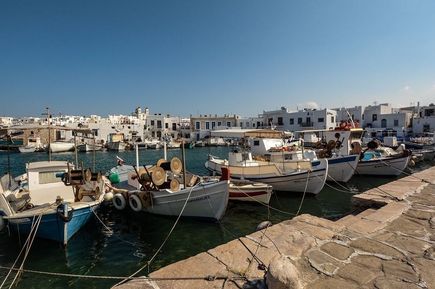 Hafen mit kleinen Booten auf Griechische Ägäis Insel Paros