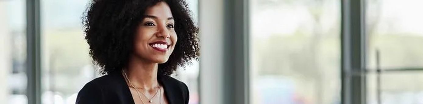 Air France und KLM - Frau am Flughafen – Geschäftsreisen nach Afrika und Asien über Paris und Amsterdam