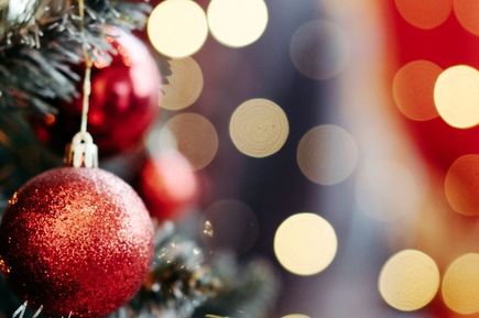 Christbaumkugeln rot mit Glitzer Nahaufnahme 