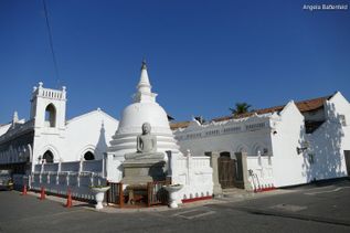 Weißes Gebäude in Straße einer Stadt der Insel Sri Lanka