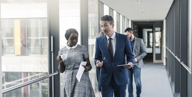 Zwei Geschäftsleute auf dem Weg zum Meeting