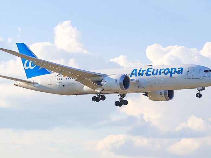 Flugzeug unseres Partners Air Europa am Himmel