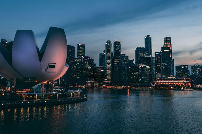 Singapur Skyline bei früher Nacht