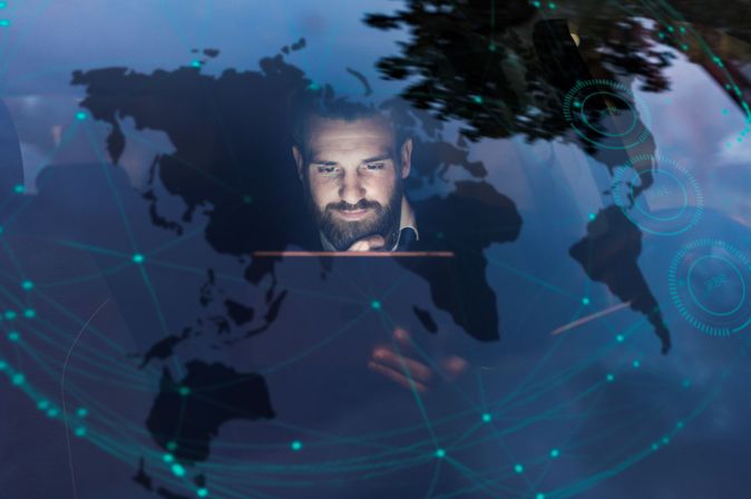 Mann ist fasziniert von digitalen Welten © GettyImages