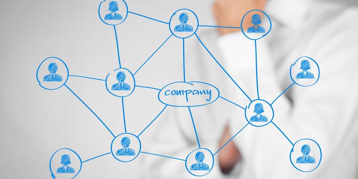 Grafische Darstellung eines Unternehmensnetzwerks mit verbundenen Symbolfiguren für Mitarbeitende, im Hintergrund eine nachdenkliche Person in weißem Hemd.