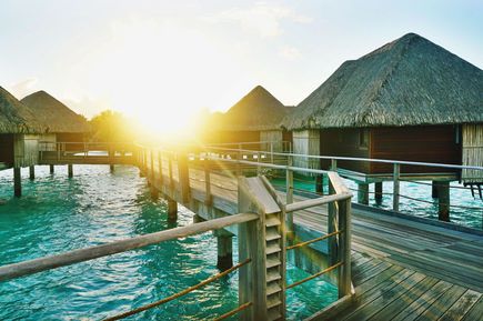 Bambushütten auf Holzsteg direkt über dem Meer in Bora Bora,Südsee