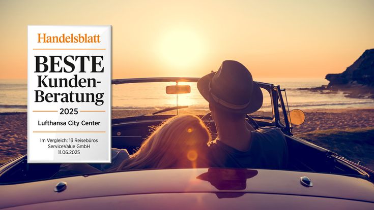 Siegel Beste Kundenberatung 2025 Pärchen im Auto im Sonnenuntergang