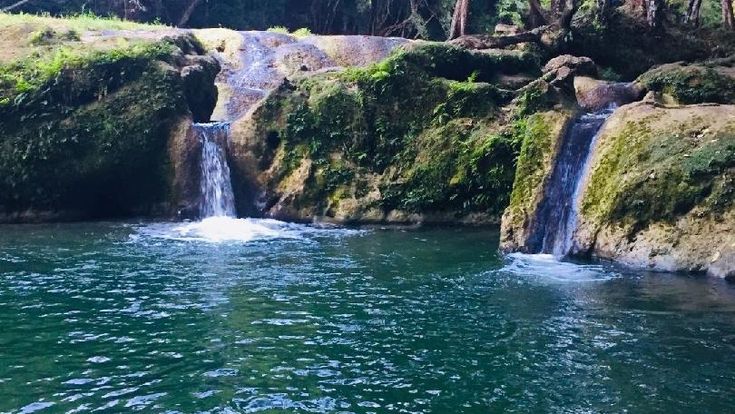 Kleine Wasserfälle und Naturpool