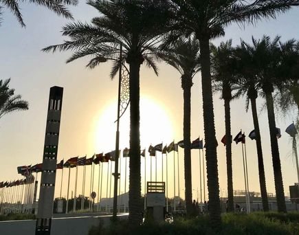 Flaggen der Teilnehmernationen im Sonnenuntergang