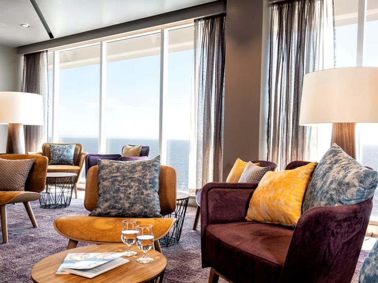 Agora Bar auf dem Pooldeck der Mein Schiff Relax