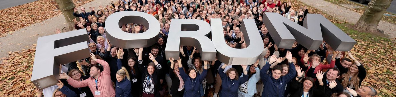 Menschen zum Gruppenbild versammelt bei Tagung von Lufthansa City Center