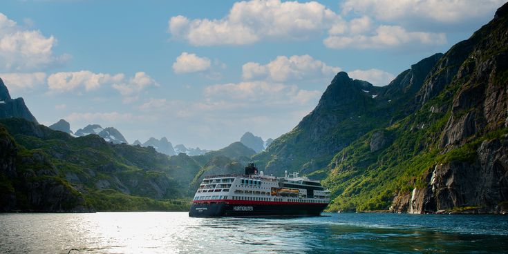 MS Midnatsol auf See