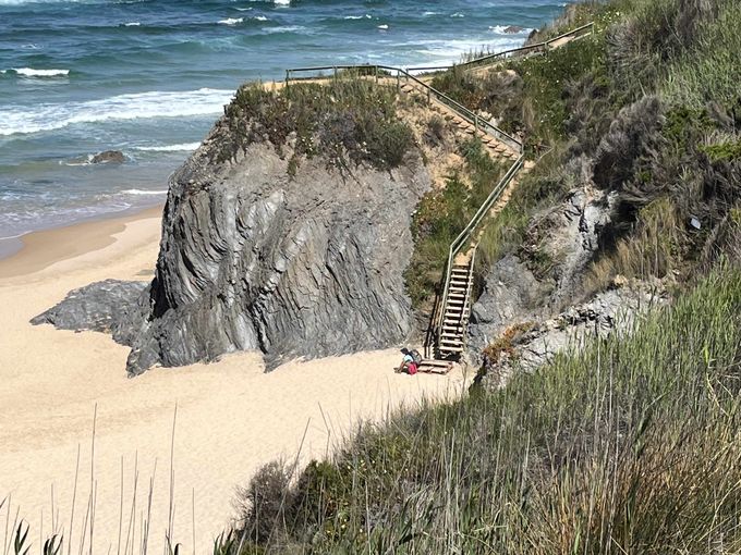 Treppe zum Strand die über Klippen führt