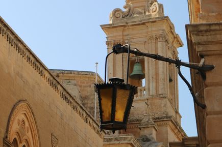 Blick zwischen den Gassen auf einen Kirchturm