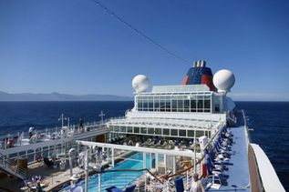 Oberstes Deck mit Pool vom Kreuzfahrtschiff MS EUROPA