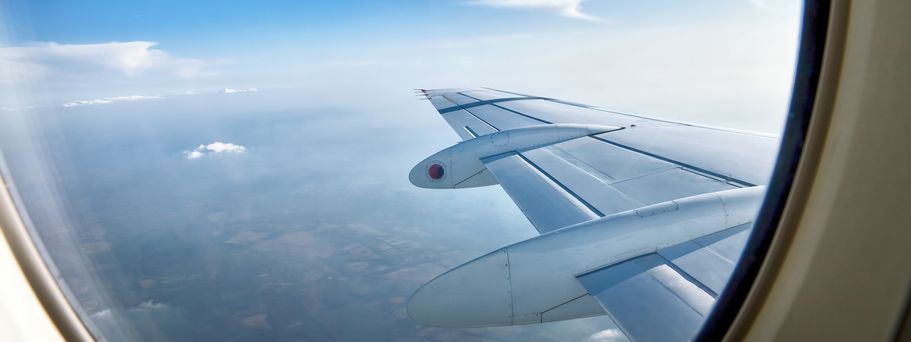 Blick aus fliegendem Flugzeug