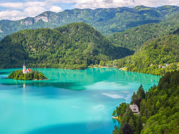 Blick auf die historischen Häuser mit roten Ziegeldächern im Stadtteil Gorica von Berat in Albanien, eingebettet in grüne Gärten und enge Gassen einer UNESCO-Welterbestadt.
