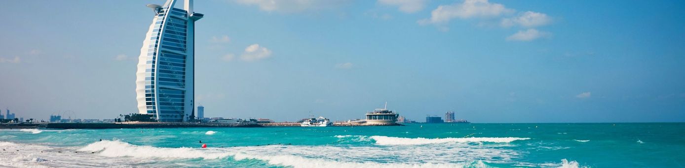 Jumeirah Beach in Dubai, hinten das Jumeirah Burj Al Arab Hotel