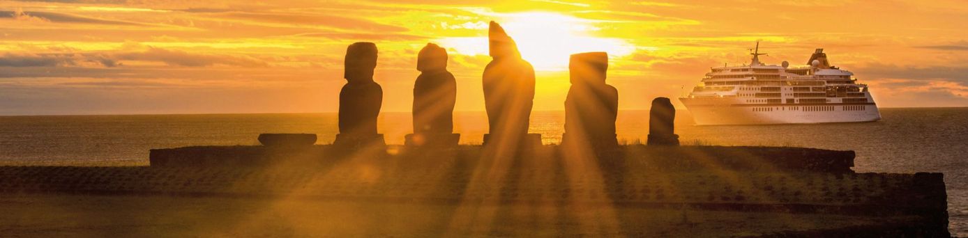 Osterinsel und Schiff im Meer