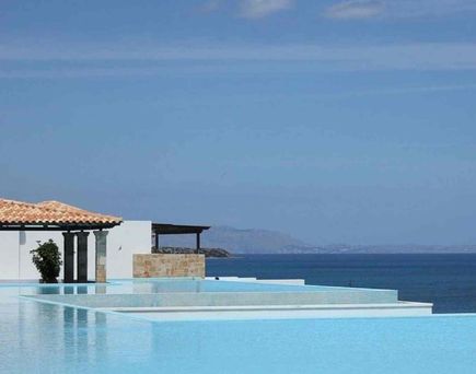 Suitenurlaub mit Infinity Pool Ausblick