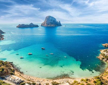 Panoramablick-über-die-Cala-du-Hort-und-das-Meer-auf-Ibiza