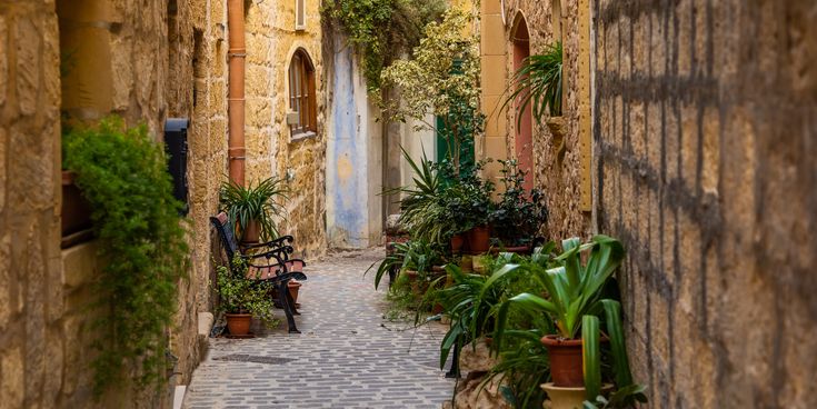 Enge Kopfsteinpflaster-Gasse in Gozo, Malta,