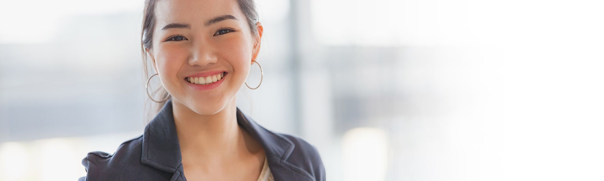 Asiatische Frau an Fensterfront