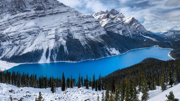 Der wunderschöne Peyto Lake in der Wintersaison, im Banff-Nationalpark, Alberta, Kanada.