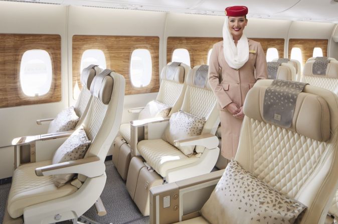 Stewardess in der Premium Economy Class an Bord eines Emirates Flugzeugs