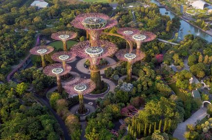 Blick auf Singapurs Marina Bay mit dem Supertree Grove, die künstlich installierten riesigen leuchtenden "Bäume"
