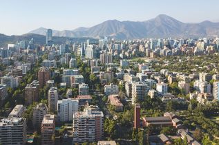 Blick auf Skyline von Santiago de Chile, chilenische Hauptstadt
