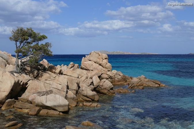 Küste mit Fels der Insel Sardinien