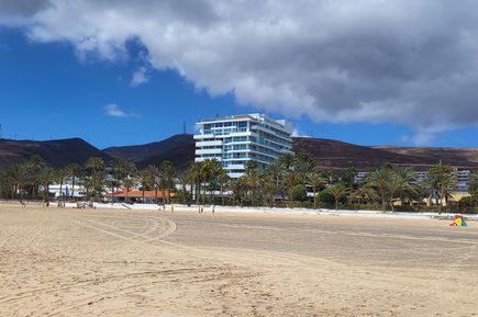 Blick auf den Club Jandia Playa vom Strand aus 