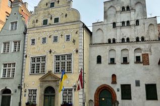 Historisches weißes Gebäude in Riga Altstadt