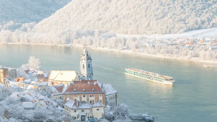 Winterlandschaft mit Fluss und AMADEUS Flusskreuzfahrtschiff