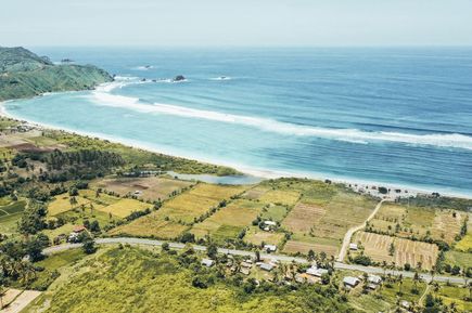 Bucht am Meer auf Balis kleiner Schwesterinsel Lombok in Indonesien