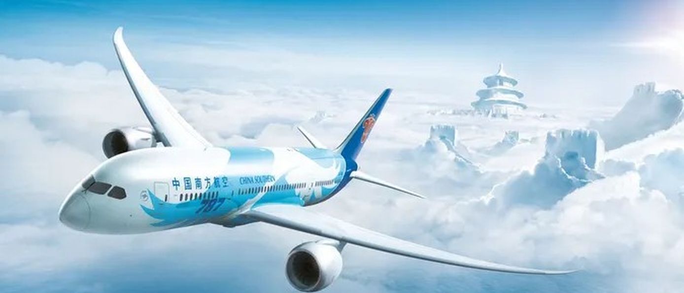 Flugzeug von China Southern Airlines über Wolken